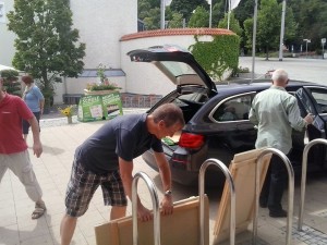 Wer verstaut die Wahlstandausrüstung im fetten BMW - Genau, die Grünen